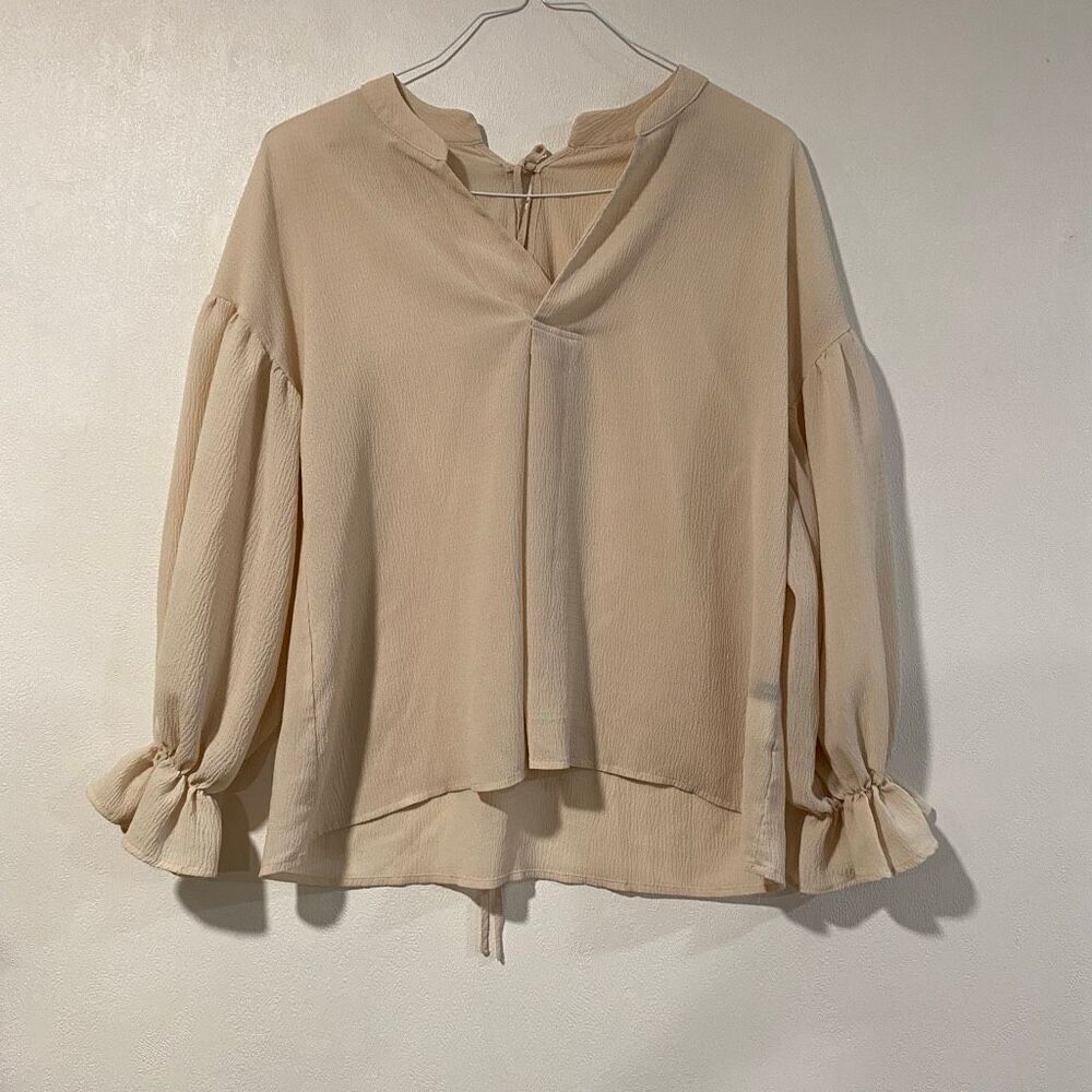 Époque de Rueen Beige Textured Long Sleeve Blouse Women’s Small | Ruffle Cuff To